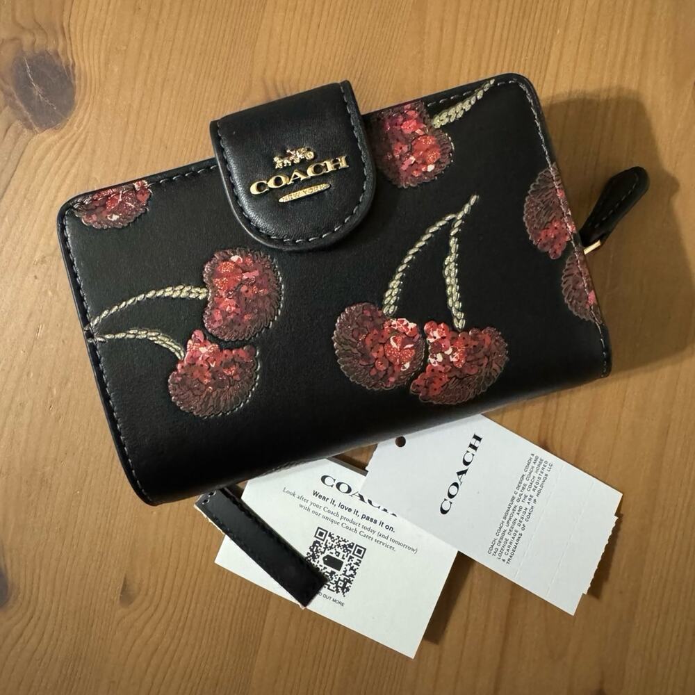 ❤️ Coach Medium Corner Zip Wallet With Cherry Print